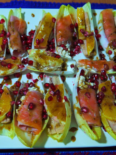 Una foto de ENSALADA DE ENDIBIAS Y SORPRESAS DE SALMON