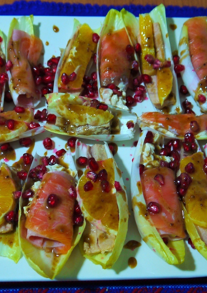 Una foto de ENSALADA DE ENDIBIAS Y SORPRESAS DE SALMON