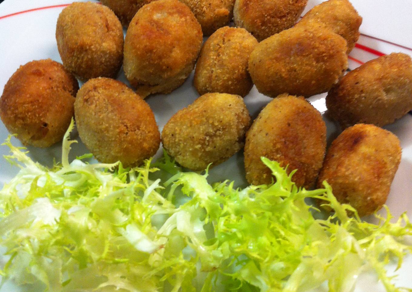 Croquetas de pollo hechas con bechamel con caldo de cocido. (Aptas APLV).