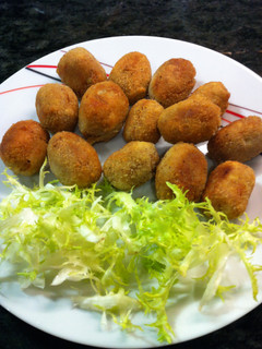 Una foto de Croquetas de pollo con bechamel de caldo de cocido. (Aptas APLV)