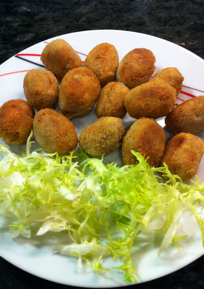 Una foto de Croquetas de pollo con bechamel de caldo de cocido. (Aptas APLV)