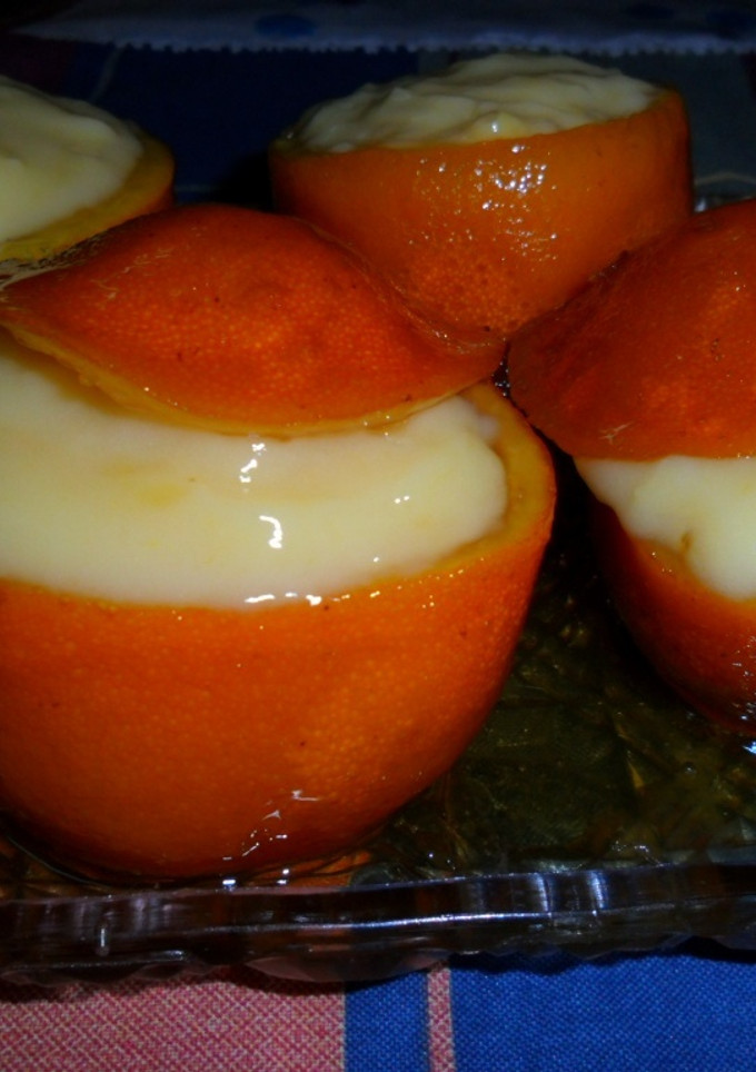 Una foto de Naranjas en almíbar rellenas de crema