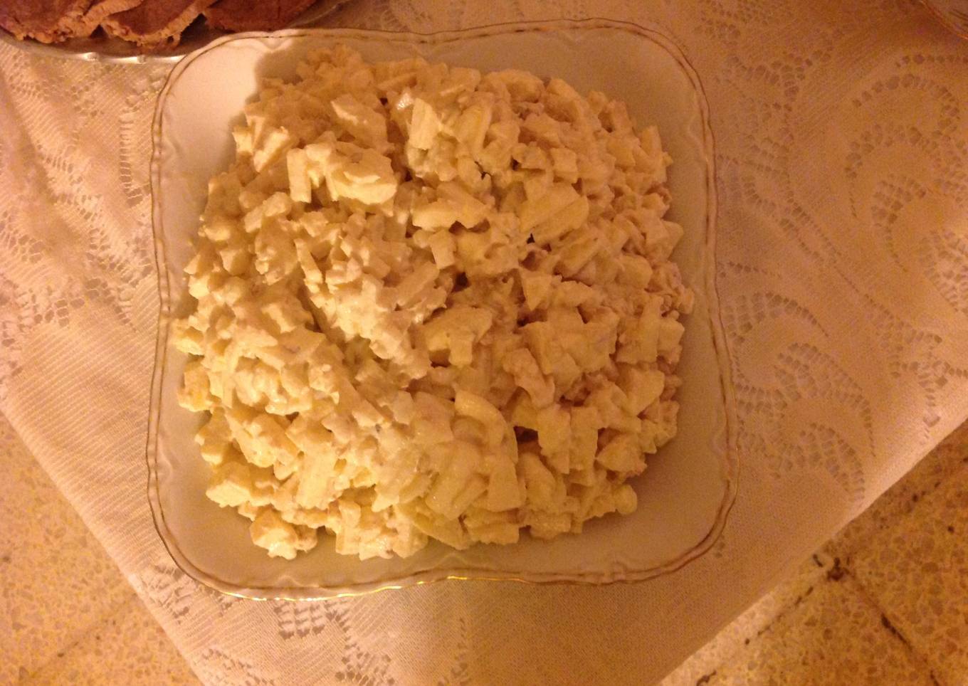 Ensalada de papa, huevos, cebolla y apio