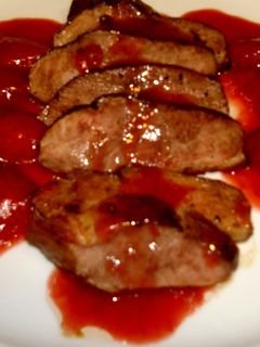 Una foto de Magret de pato con salsa de frutos rojos
