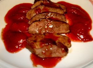 Una foto de Magret de pato con salsa de frutos rojos