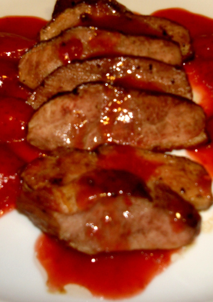 Una foto de Magret de pato con salsa de frutos rojos