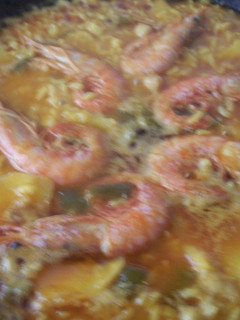 Una foto de Arroz de bacalao con langostinos