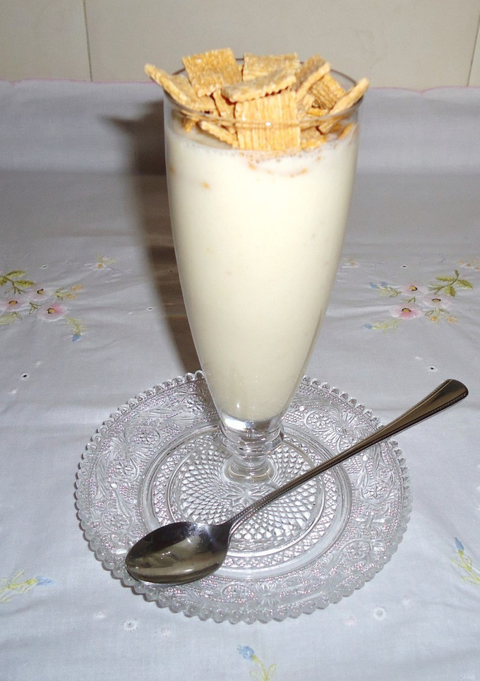 Una foto de Yogur con uvas y cereales