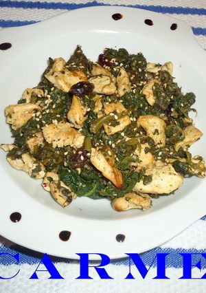 Una foto de Espinacas con pollo y sésamo