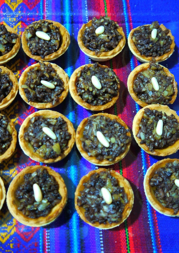 Una foto de Tartaletas de morcilla, manzana y piñones