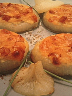 Una foto de Cebollas rellenas de crema de queso