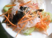 Una foto de ensalada algas wakame