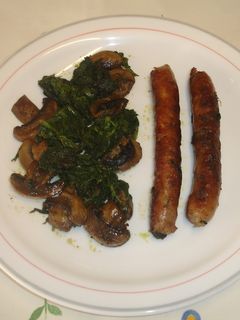 Una foto de Longanizas blancas con verdura salteada