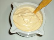 Una foto de salsa alioli com huevo