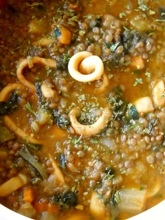 Una foto de Lentejas con anillas de calamar