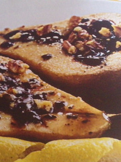 Una foto de Peras aromáticas con chocolate y avellanas