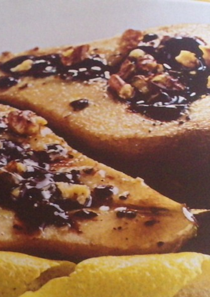 Una foto de Peras aromáticas con chocolate y avellanas