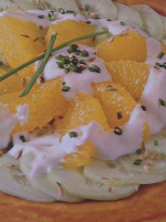 Una foto de Ensalada de pepino y naranja con yogur