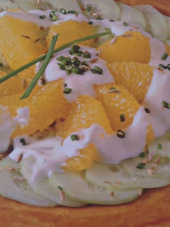 Una foto de Ensalada de pepino y naranja con yogur