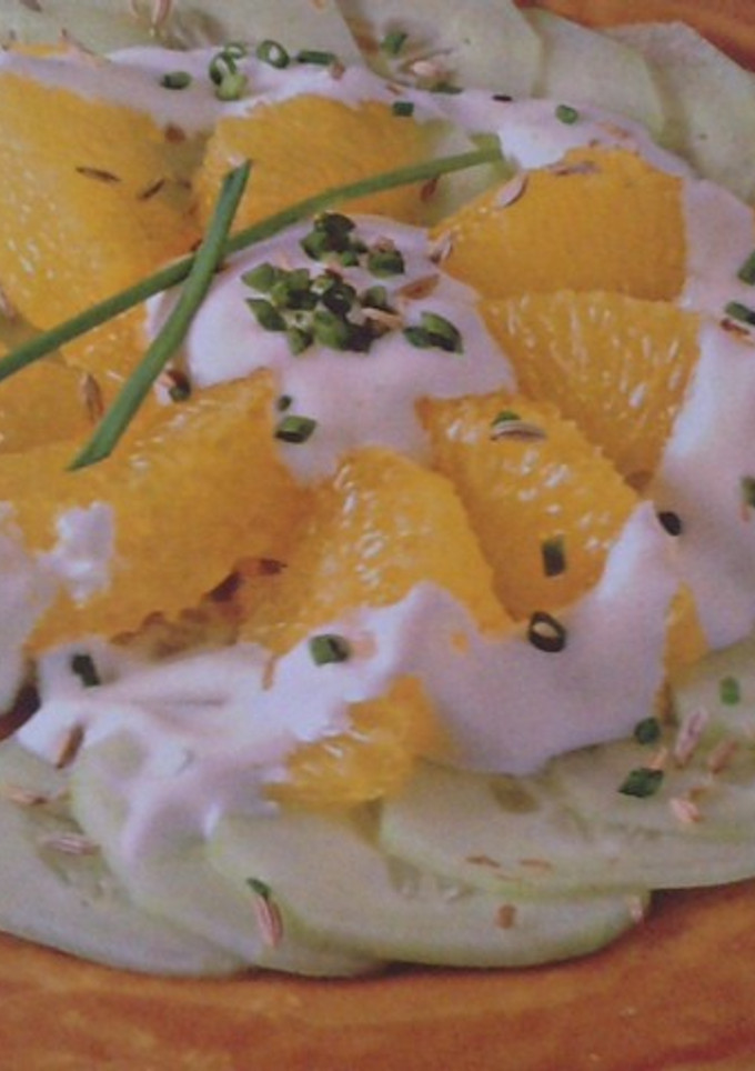 Una foto de Ensalada de pepino y naranja con yogur