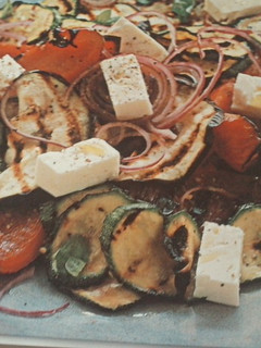 Una foto de Ensalada de verduras asadas con queso feta