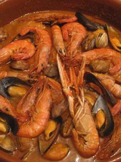 Una foto de Zarzuela de merluza, rape y dorada