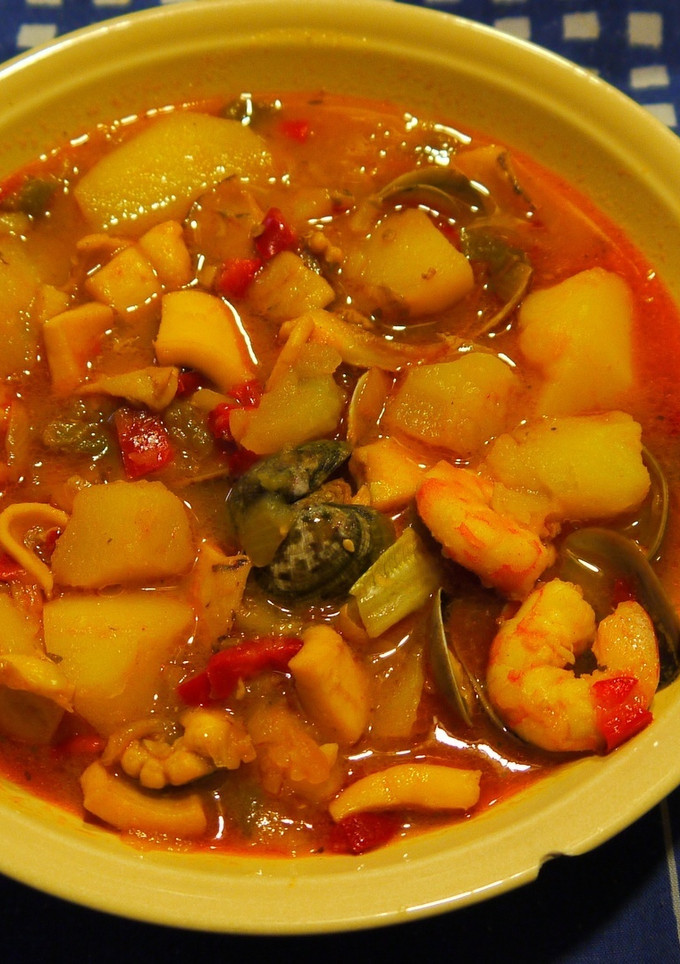 Una foto de Guiso de patatas, pescado y marisco