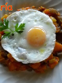 Una foto de Alboronia con huevo