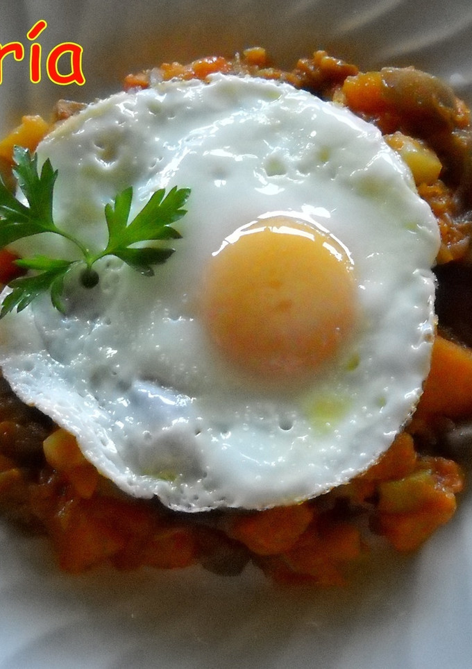 Una foto de Alboronia con huevo