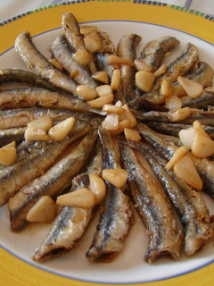 Una foto de Boquerones con ajos y guindilla