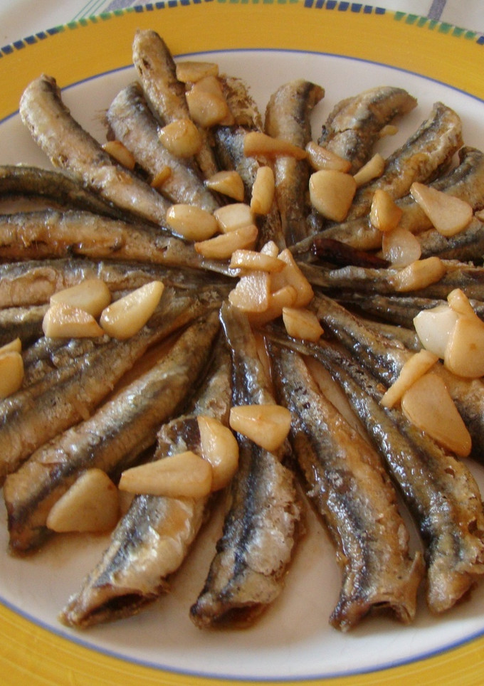 Una foto de Boquerones con ajos y guindilla