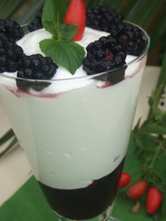 Una foto de Espuma de chocolate blanco y moras