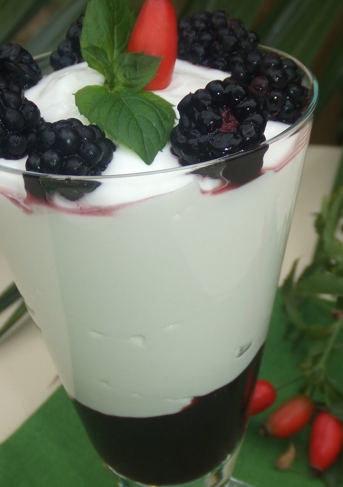 Una foto de Espuma de chocolate blanco y moras