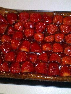 Una foto de Cheesecake con fresas y mermelada