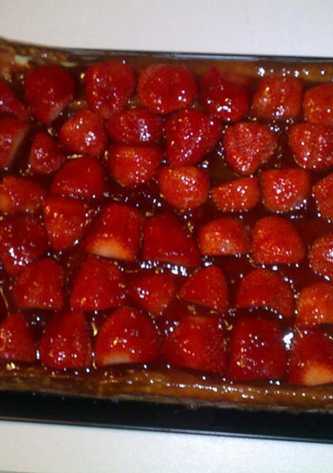Una foto de Cheesecake con fresas y mermelada