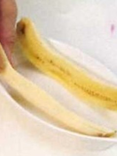 Una foto de Banana split con helado de vainilla