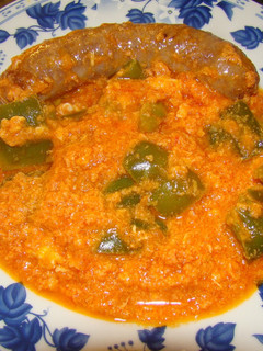 Una foto de Butifarra con pisto y pimientos