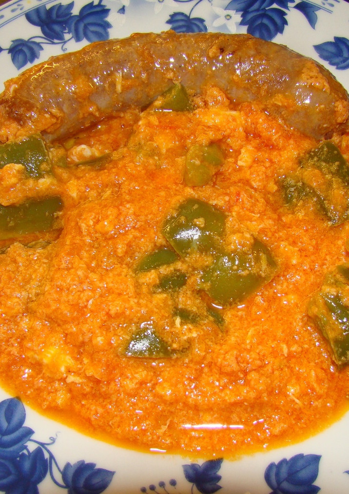 Una foto de Butifarra con pisto y pimientos