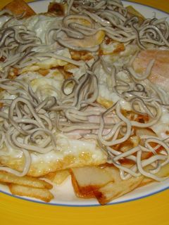 Una foto de Huevos fritos con gulas y patatas fritas