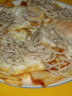 Una foto de Huevos fritos con gulas y patatas fritas