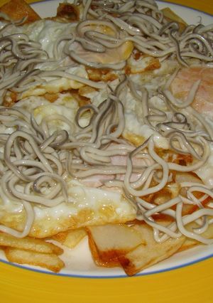 Una foto de Huevos fritos con gulas y patatas fritas