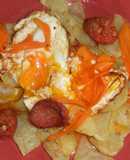 Huevos rotos con patatas, chips de zanahoria y chorizo de Ronda