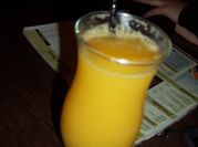 Una foto de champagne y leche condensada