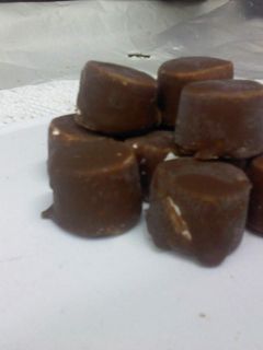 Una foto de Trufas de coco cubiertas de chocolate