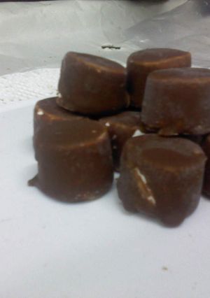 Una foto de Trufas de coco cubiertas de chocolate