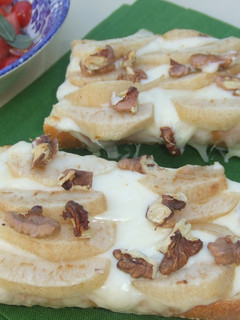 Una foto de Tosta gratinada de queso, pera y nueces