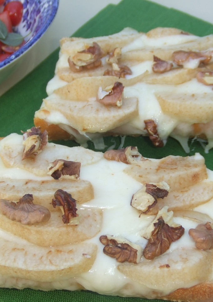 Una foto de Tosta gratinada de queso, pera y nueces