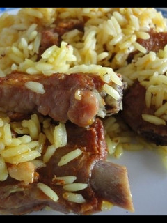 Una foto de Arroz con costilla