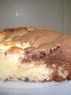 Una foto de Torta de chocolate con corazón de coco y condensada