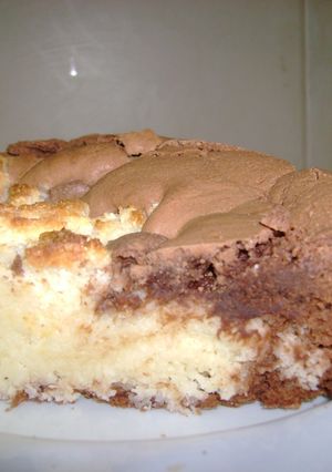 Una foto de Torta de chocolate con corazón de coco y condensada